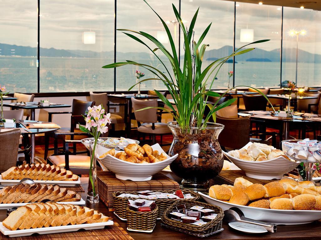 Majestic Palace Hotel Флоріанополіс Екстер'єр фото A buffet at a hotel
